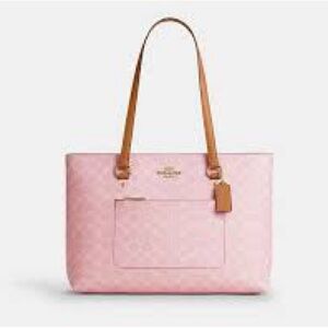 Coach 🌸 Station Tote Bag
In Signature Canvas